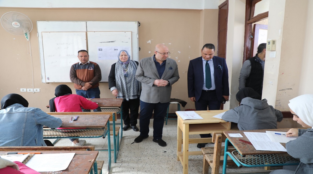 المحافظ يتفقد امتحانات الترم الأول للشهادة الإعدادية